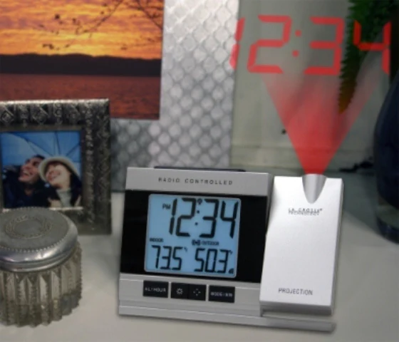 WT-5220U-ITV2 Projection Alarm Clock with Indoor/Outdoor Temperature - Image 2